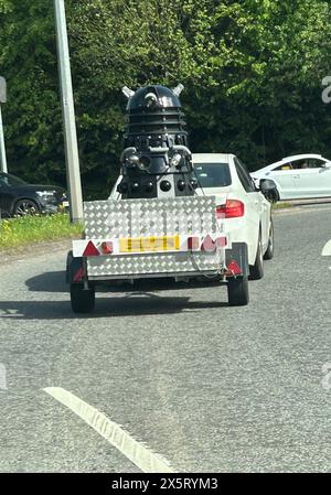 Cardiff, Regno Unito. 11 maggio 2024. Un Dalek è visto sul retro di un rimorchio trasportato vicino alla M4 fuori Cardiff, Galles del Sud questa mattina, sabato 11 maggio 2024, foto di Ioan Dyer/Andrew Orchard/Alamy Live News Foto Stock