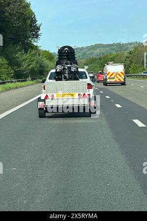 Cardiff, Regno Unito. 11 maggio 2024. Un Dalek è visto sul retro di un rimorchio trasportato vicino alla M4 fuori Cardiff, Galles del Sud questa mattina, sabato 11 maggio 2024, foto di Ioan Dyer/Andrew Orchard/Alamy Live News Foto Stock