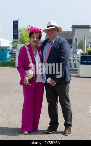 Ascot, Berkshire, Regno Unito. 11 maggio 2024. È stata una bella giornata di sole all'Ascot Racecourse oggi, nel Berkshire, con l'arrivo di piloti glam per il Peroni Nastrol Azzurro Victoria Cup Raceday. Crediti: Maureen McLean/Alamy Live News Foto Stock