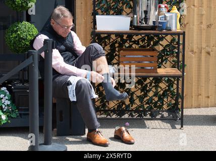 Ascot, Berkshire, Regno Unito. 11 maggio 2024. È stata una bella giornata di sole all'Ascot Racecourse oggi, nel Berkshire, con l'arrivo di piloti glam per il Peroni Nastrol Azzurro Victoria Cup Raceday. Crediti: Maureen McLean/Alamy Live News Foto Stock