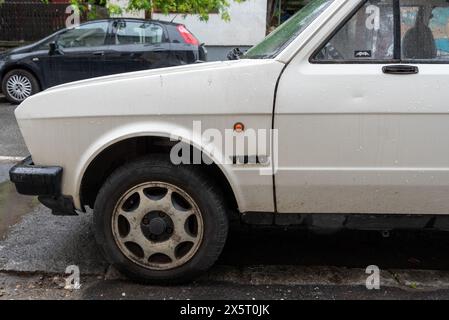 Primo piano sul lato di una Yugo per le strade di Belgrado, un'auto d'epoca prodotta in Jugoslavia. maggio 2024 Foto Stock