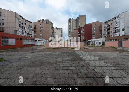 Vecchio stile brutalista architettura residenziale dell'ex Jugoslavia, sul lato occidentale di Belgrado. maggio 2024. Foto Stock