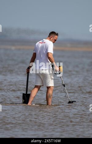 Un rivelatore di metalli ricerca la prospezione tempo libero il tesoro sepolto detectorist esplorazione hobby hobby persona sabbia spiaggia mare prospector lungomare Foto Stock