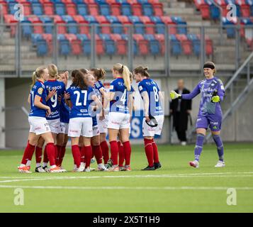 Oslo, Norvegia. 10 maggio 2024. Oslo, Norvegia, 10 maggio 2024: I giocatori di Valerenga festeggiano dopo aver vinto la partita di calcio della Toppserien League tra Valerenga e LSK all'Intility Arena di Oslo, Norvegia (Ane Frosaker/SPP) credito: SPP Sport Press Photo. /Alamy Live News Foto Stock