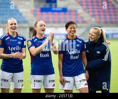 Oslo, Norvegia. 10 maggio 2024. Oslo, Norvegia, 10 maggio 2024: I giocatori di Valerenga festeggiano dopo aver vinto la partita di calcio della Toppserien League tra Valerenga e LSK all'Intility Arena di Oslo, Norvegia (Ane Frosaker/SPP) credito: SPP Sport Press Photo. /Alamy Live News Foto Stock