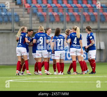 Oslo, Norvegia. 10 maggio 2024. Oslo, Norvegia, 10 maggio 2024: I giocatori di Valerenga festeggiano dopo aver vinto la partita di calcio della Toppserien League tra Valerenga e LSK all'Intility Arena di Oslo, Norvegia (Ane Frosaker/SPP) credito: SPP Sport Press Photo. /Alamy Live News Foto Stock