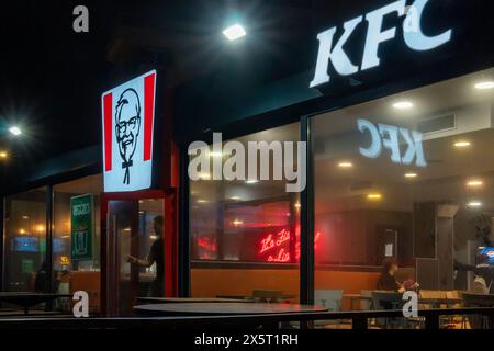 Palma de Mallorca, Spagna; marzo 29 2024: Facciata principale di un ristorante in franchising della multinazionale fast food KFC, di notte Foto Stock