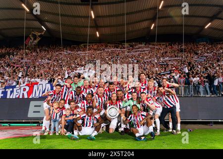 TILBURG, PAESI BASSI - 10 MAGGIO: Joshua Smits di Willem II, Connor van den Berg di Willem II, Maarten Schut di Willem II, Freek Heerkens di Willem II, Erik Schouten di Willem II, Runar Thor Sigurgeirsson di Willem II, Valentino Vermeulen di Willem II, Rob Nizet di Willem II, Raffael Behounek di Willem II, Tommy St Jago di Willem II, Amine Lachkar di Willem II, Niels van Berkel di Willem II, Matthias Verreth di Willem II, Max de Waal di Willem II, Ringo Meerveld di Willem II, Dani Mathieu di Willem II, Jesse Bosch di Willem II, Nick Doodeman di Willem II, Jeredy Hilterman di Willem II, Max Svenss Foto Stock