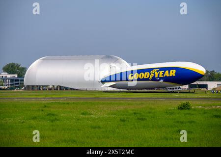 Lo Zeppelin NT, di recente stazionata presso l'aeroporto di Essen/Mülheim, effettua voli turistici sull'area del Reno-Ruhr, partendo dall'hangar del dirigibile di Foto Stock