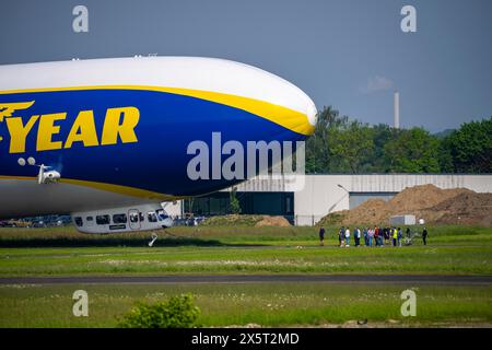 Lo Zeppelin NT, di recente stazionata presso l'aeroporto di Essen/Mülheim, effettua voli turistici sull'area del Reno-Ruhr, partendo dall'hangar del dirigibile di Foto Stock