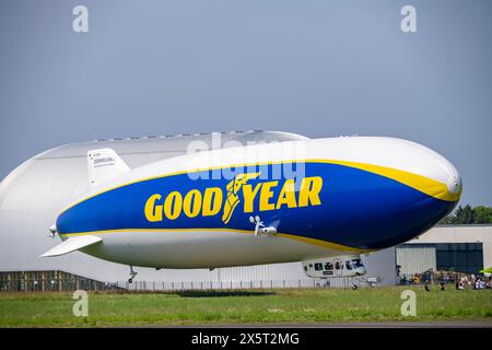 Lo Zeppelin NT, di recente stazionata presso l'aeroporto di Essen/Mülheim, effettua voli turistici sull'area del Reno-Ruhr, partendo dall'hangar del dirigibile di Foto Stock