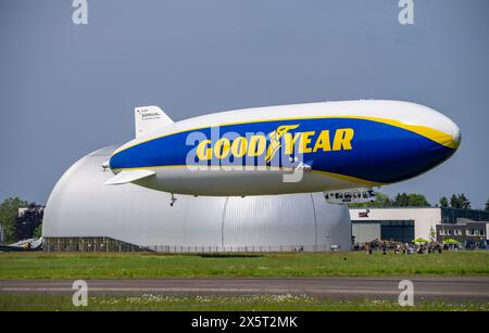 Lo Zeppelin NT, di recente stazionata presso l'aeroporto di Essen/Mülheim, effettua voli turistici sull'area del Reno-Ruhr, partendo dall'hangar del dirigibile di Foto Stock