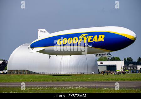 Lo Zeppelin NT, di recente stazionata presso l'aeroporto di Essen/Mülheim, effettua voli turistici sull'area del Reno-Ruhr, partendo dall'hangar del dirigibile di Foto Stock