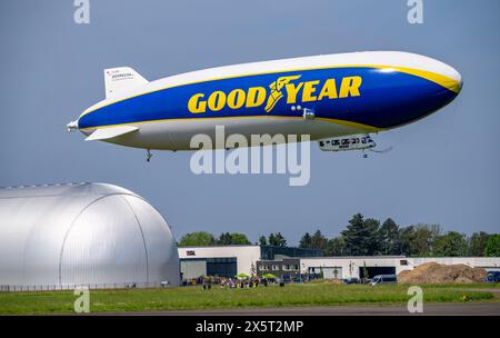 Lo Zeppelin NT, di recente stazionata presso l'aeroporto di Essen/Mülheim, effettua voli turistici sull'area del Reno-Ruhr, partendo dall'hangar del dirigibile di Foto Stock