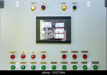 sala tecnica con pannello di controllo automatizzato, per una stazione di depurazione e trattamento delle acque domestiche Foto Stock
