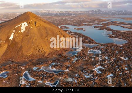 Pseudocrateri del lago Myvatn nel nord dell'Islanda. Vista cosmica mistica dal drone in inverno Foto Stock