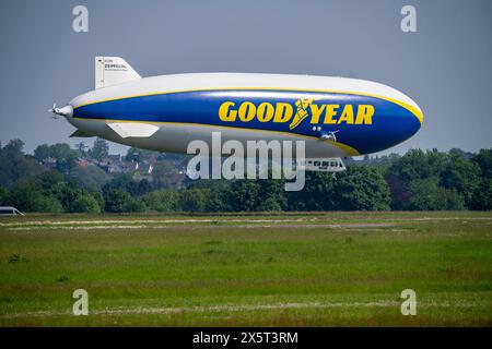 Der Zeppelin NT, neu auf dem Flughafen Essen/Mülheim stationiert, unternimmt Rundflüge über das Rhein-Ruhrgebiet, Mülheim an der Ruhr, NRW, Deutschland, Zeppelin Essen/Mülheim *** lo Zeppelin NT, di recente stanza presso l'aeroporto di Essen Mülheim, effettua voli turistici sulla regione Reno-Ruhr, Mülheim an der Ruhr, NRW, Germania, Zeppelin Essen Mülheim Foto Stock