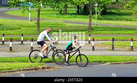 Glasgow, Scozia, Regno Unito. 11 maggio 2024: Regno Unito Meteo: Soleggiato Kelvingrove Park per la gente del posto e i turisti nell'estremità occidentale della città, quando le temperature salgono ai livelli estivi. Credit Gerard Ferry/Alamy Live News Foto Stock