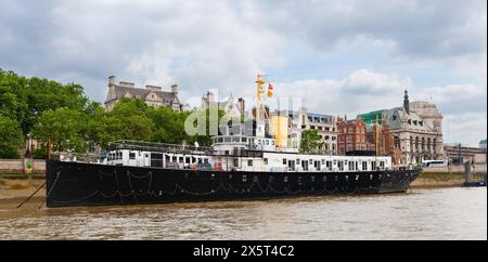 Londra, Regno Unito - 30 giugno 2010: HMS President (1918) sul Tamigi. Nave Q di classe Flower in pensione dalla prima guerra mondiale in procinto di essere ridipinta. Foto Stock