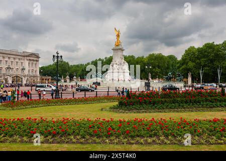 Londra, Regno Unito - 30 giugno 2010: Victoria Memorial a Buckingham Palace. Folle in attesa di un aspetto reale intorno al monumento alla Regina Vittoria. Foto Stock