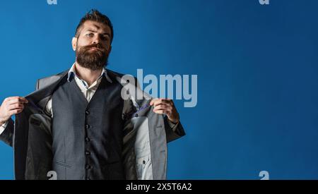 Elegante bell'uomo in tuta. Bel uomo d'affari al ribasso in tute classiche. Uomo in tuta. Barba maschile e baffi. Uomo elegante in abito da lavoro. Maschio Foto Stock