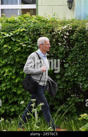 Berlino, Germania. 11 maggio 2024. Il leader del gruppo parlamentare AfD in Brandeburgo, Hans-Christoph Berndt, partecipa alla cosiddetta "Fiera del libro alternativo” a Berlino-Hoppegarten, organizzata dal deputato dell'AfD Thorsten Weiß. Il politico dell'AfD Weiß aveva invitato persone alla riunione, in cui ci si aspetta circa 150 ospiti al giorno, e non ha inizialmente rivelato la sede. Crediti: Paul Zinken/dpa/Alamy Live News Foto Stock