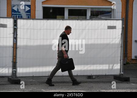 Berlino, Germania. 11 maggio 2024. L'attivista ed editore di destra Götz Kubitschek va alla cosiddetta "Fiera del libro alternativo" a Berlino-Hoppegarten, organizzata dal deputato dell'AfD Thorsten Weiß. Il politico dell'AfD Weiß aveva invitato persone alla riunione, in cui ci si aspetta circa 150 ospiti ogni giorno, e inizialmente non ha rivelato la sede. Crediti: Paul Zinken/dpa/Alamy Live News Foto Stock