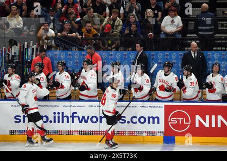 Praga, Repubblica Ceca. 11 maggio 2024. I giocatori del Canada festeggiano dopo aver segnato durante la partita del campionato mondiale di hockey su ghiaccio 2024 tra Gran Bretagna e Canada all'arena O2 di Prag, Repubblica Ceca, 11 maggio 2024. (Credit Image: © Slavek Ruta/ZUMA Press Wire) SOLO PER USO EDITORIALE! Non per USO commerciale! Foto Stock