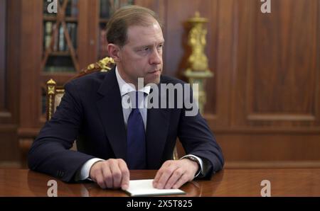 Mosca, Russia. 11 maggio 2024. Vice primo ministro facente funzioni, ministro facente funzioni dell'industria e del commercio Denis Manturov, ascolta durante un incontro con il presidente russo Vladimir Putin e l'amministratore delegato di Rostec State Corporation Sergei Chemezov al Cremlino, 11 maggio 2024, a Mosca, Russia. Crediti: Gavriil Grigorov/piscina del Cremlino/Alamy Live News Foto Stock