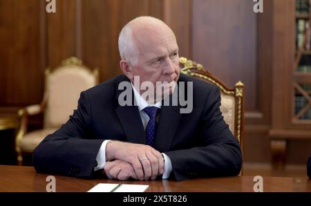 Mosca, Russia. 11 maggio 2024. Sergei Chemezov, CEO di Rostec State Corporation, ascolta durante un incontro con il presidente russo Vladimir Putin e il vice primo ministro facente funzioni, il ministro facente funzioni dell'industria e del commercio Denis Manturov al Cremlino, 11 maggio 2024, a Mosca, Russia. Crediti: Gavriil Grigorov/piscina del Cremlino/Alamy Live News Foto Stock