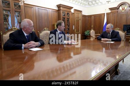 Mosca, Russia. 11 maggio 2024. Il presidente russo Vladimir Putin incontra il vice primo ministro facente funzioni, il ministro facente funzioni dell'industria e del commercio Denis Manturov, centro, e l'amministratore delegato della Rostec State Corporation Sergei Chemezov, lasciato, mentre forma un nuovo governo dopo la sua inaugurazione per il quinto mandato al Cremlino, 11 maggio 2024, a Mosca, Russia. Crediti: Gavriil Grigorov/piscina del Cremlino/Alamy Live News Foto Stock