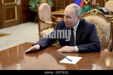 Mosca, Russia. 11 maggio 2024. Il presidente russo Vladimir Putin incontra il vice primo ministro facente funzioni Denis Manturov, ministro facente funzioni dell'industria e del commercio, e l'amministratore delegato della Rostec State Corporation Sergei Chemezov, mentre forma un nuovo governo dopo la sua inaugurazione per il quinto mandato al Cremlino, l'11 maggio 2024, a Mosca, in Russia. Crediti: Gavriil Grigorov/piscina del Cremlino/Alamy Live News Foto Stock