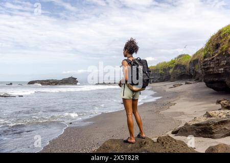 Indonesia, Bali, turista femminile che guarda al mare Foto Stock