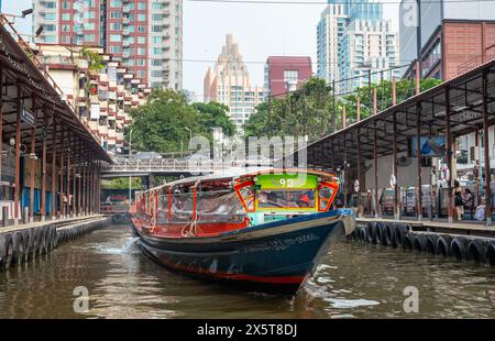 Bangkok, Thailandia - 31 gennaio 2024: Viaggio in barca veloce lungo Khlong Saen Saep. Foto Stock