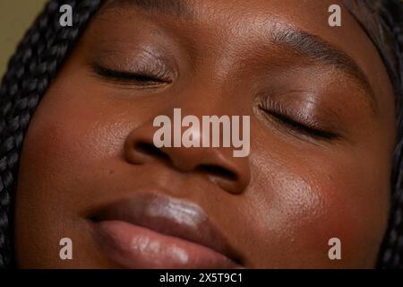 Ritratto di donna con gli occhi chiusi Foto Stock