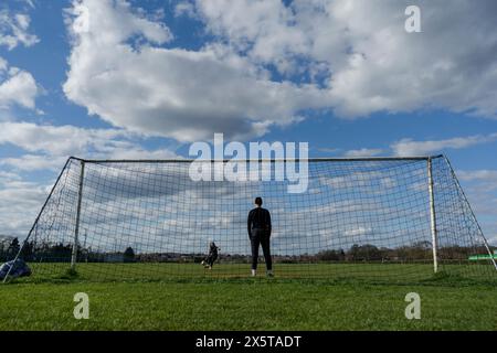 Giocatrici di calcio che praticano il tiro e il salvataggio Foto Stock