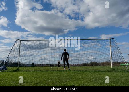 Giocatrici di calcio che praticano il tiro e il salvataggio Foto Stock