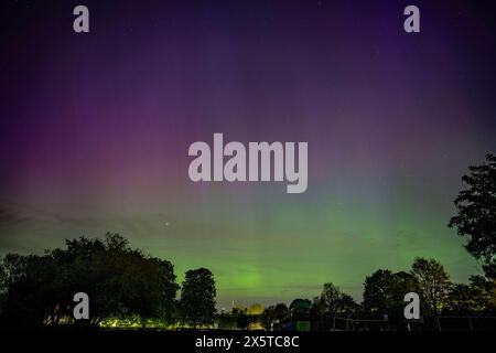 Londra, Regno Unito. 11 maggio 2024. Questa foto scattata l'11 maggio 2024 mostra l'aurora boreale sopra un sobborgo di Londra, in Gran Bretagna. Crediti: Stephen Chung/Xinhua/Alamy Live News Foto Stock