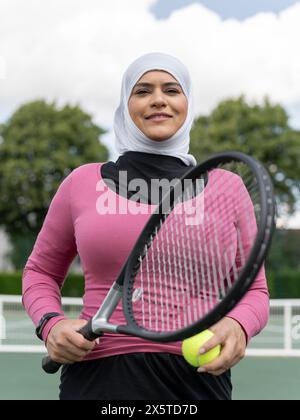 UK, Sutton, Ritratto di donna sorridente con il velo al campo da tennis Foto Stock