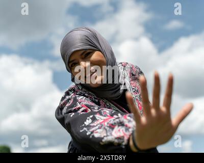 Regno Unito, Sutton, Ritratto di donna sorridente in abito tradizionale e velo Foto Stock