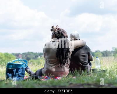 Una coppia matura che fa un picnic nel prato Foto Stock