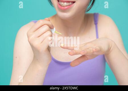 Primo piano di una ragazza che dipinge unghie Foto Stock