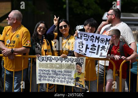 Molineux Stadium, Wolverhampton, West Midlands, Inghilterra. 11 maggio 2024; Molineux Stadium, Wolverhampton, West Midlands, Inghilterra; Premier League Football, Wolverhampton Wanderers contro il Crystal Palace; i tifosi dei Wolves aspettano di salutare il loro eroe Hwang Hee-chan Credit: Action Plus Sports Images/Alamy Live News Foto Stock