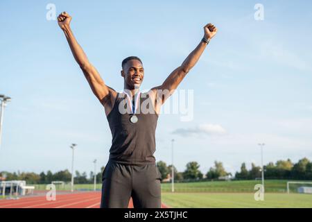 Ritratto dell'atleta che festeggia con la medaglia Foto Stock