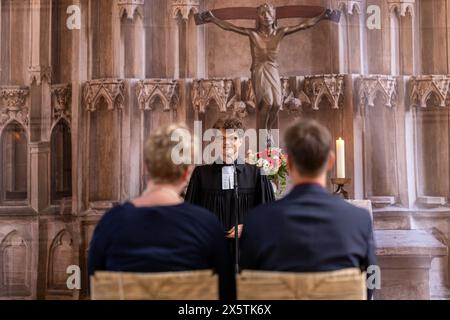 Marburgo, Germania. 11 maggio 2024. Katrin Schreck (nata Beilborn) e Volker Schreck di Münchhausen vicino a Marburgo dicono "lo faccio" di fronte al pastore André Flimm tre giorni dopo il loro matrimonio civile nella chiesa di Santa Elisabetta. Almeno 24 coppie hanno ricevuto la benedizione di Dio sull'altare da una squadra di pastori protestanti nella Chiesa Elisabetta e nella Cappella di San Michele di fronte - senza complicazioni e senza mesi di preparazione. Crediti: Christian Lademann/dpa/Alamy Live News Foto Stock