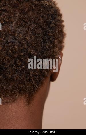 Primo piano di capelli ricci corti delle donne Foto Stock