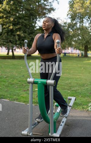 Giovane donna che si allena in palestra all'aperto Foto Stock