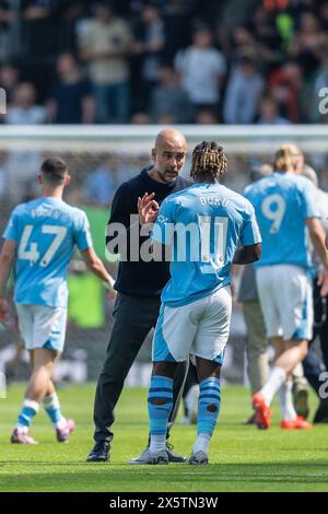 PEP Guardiola, manager del Manchester City in animata discussione con Jérémy Doku del Manchester City dopo la sua vittoria per 4-0 nella partita di Premier League tra il Fulham e il Manchester City al Craven Cottage, Londra, Inghilterra, l'11 maggio 2024. Foto di Grant Winter. Solo per uso editoriale, licenza richiesta per uso commerciale. Non utilizzare in scommesse, giochi o pubblicazioni di singoli club/campionato/giocatori. Crediti: UK Sports Pics Ltd/Alamy Live News Foto Stock