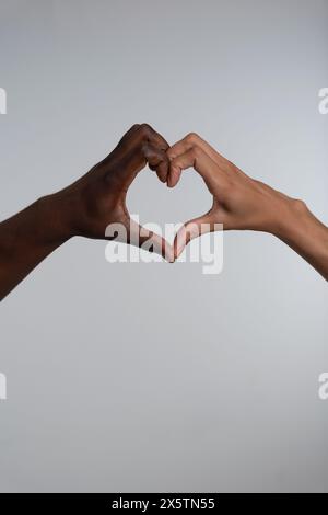 Accoppiare il cuore che forma con le mani Foto Stock