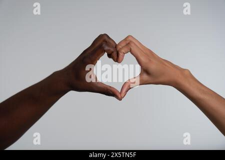 Accoppiare il cuore che forma con le mani Foto Stock